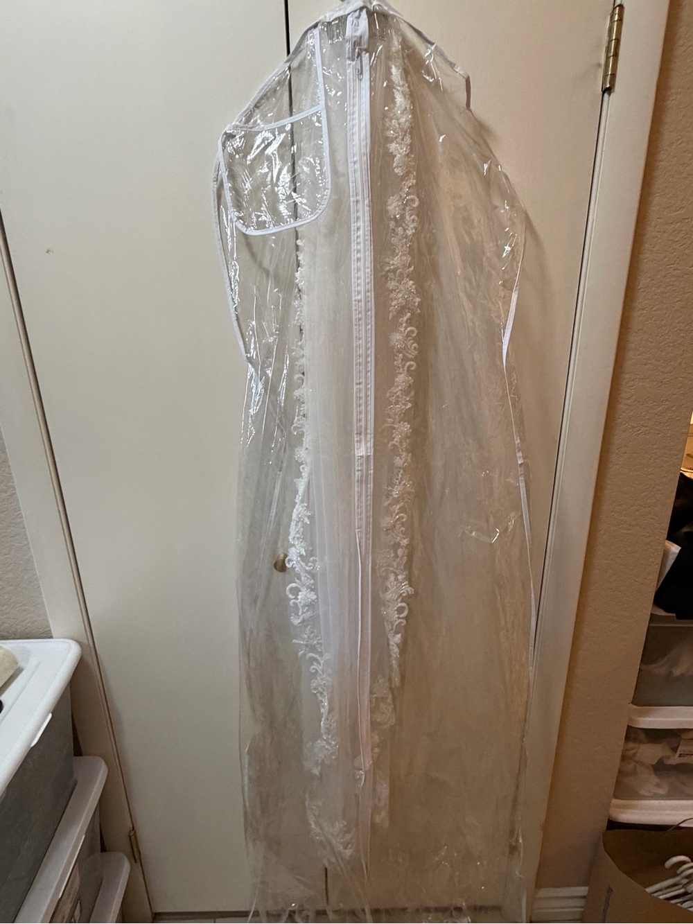 Embroidered Lace Bridal Veil Trim in Ivory - Picture 10 of 11
